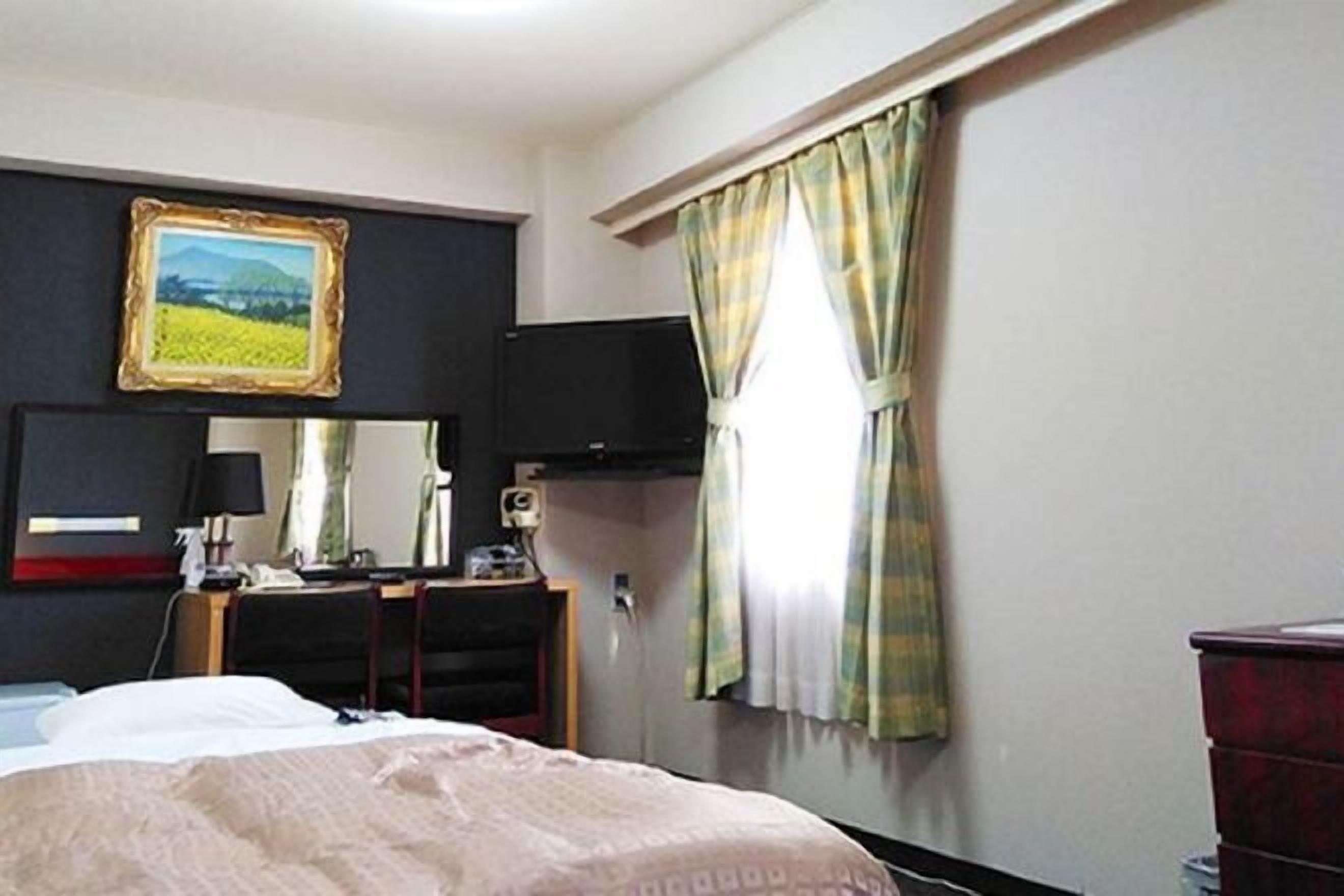 Skrivebord, wi-fi (inkludert) og sengetøy