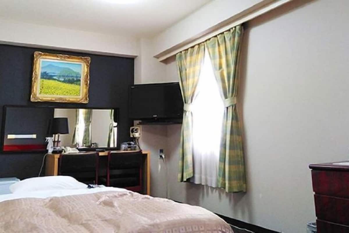 Bureau, accès au Wi-Fi (inclus), literie fournie