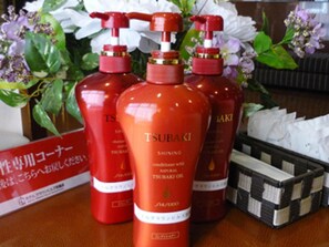 淋浴/盆浴组合、深泡浴缸、免费洗浴用品、拖鞋