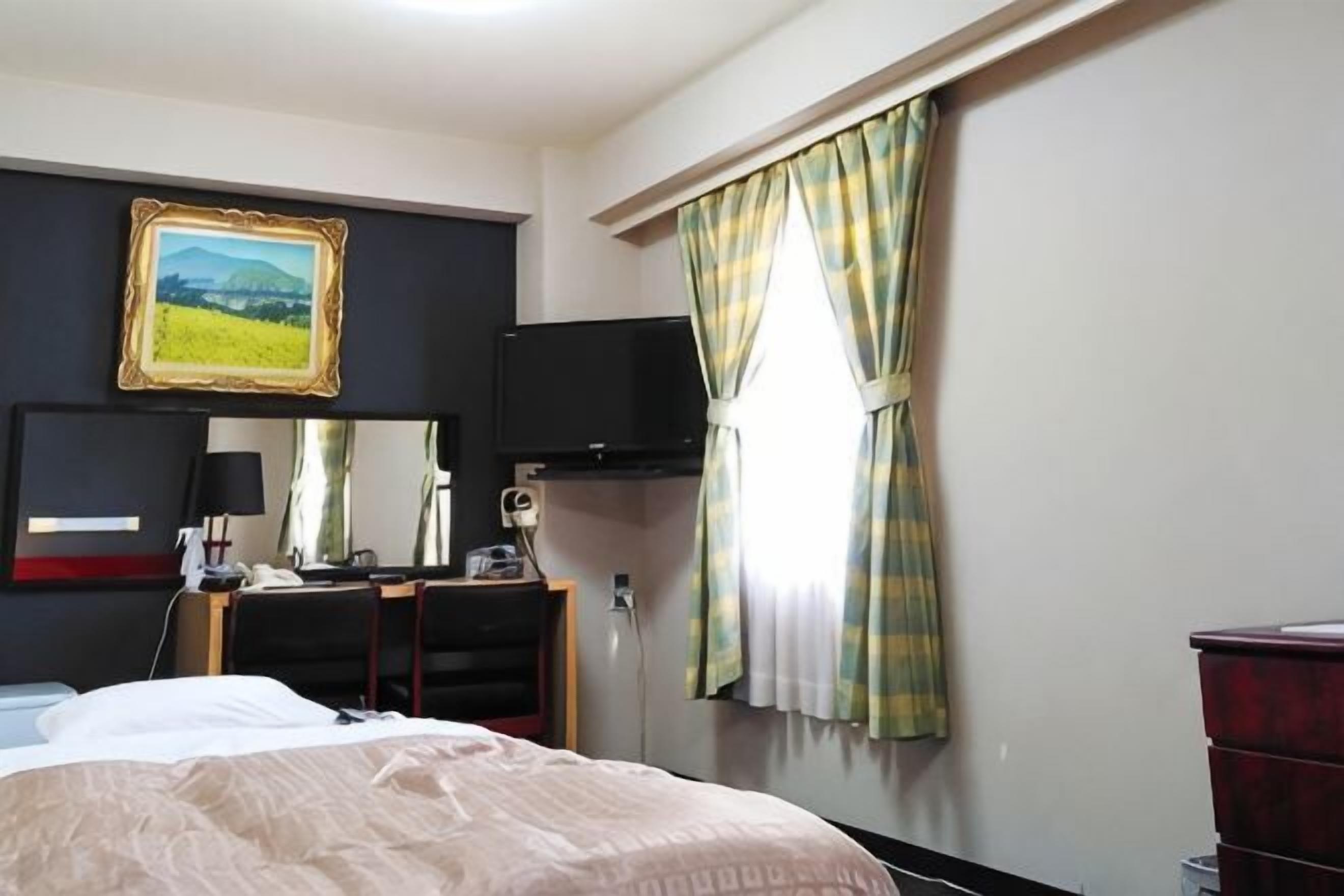 Desk, free WiFi, bed sheets