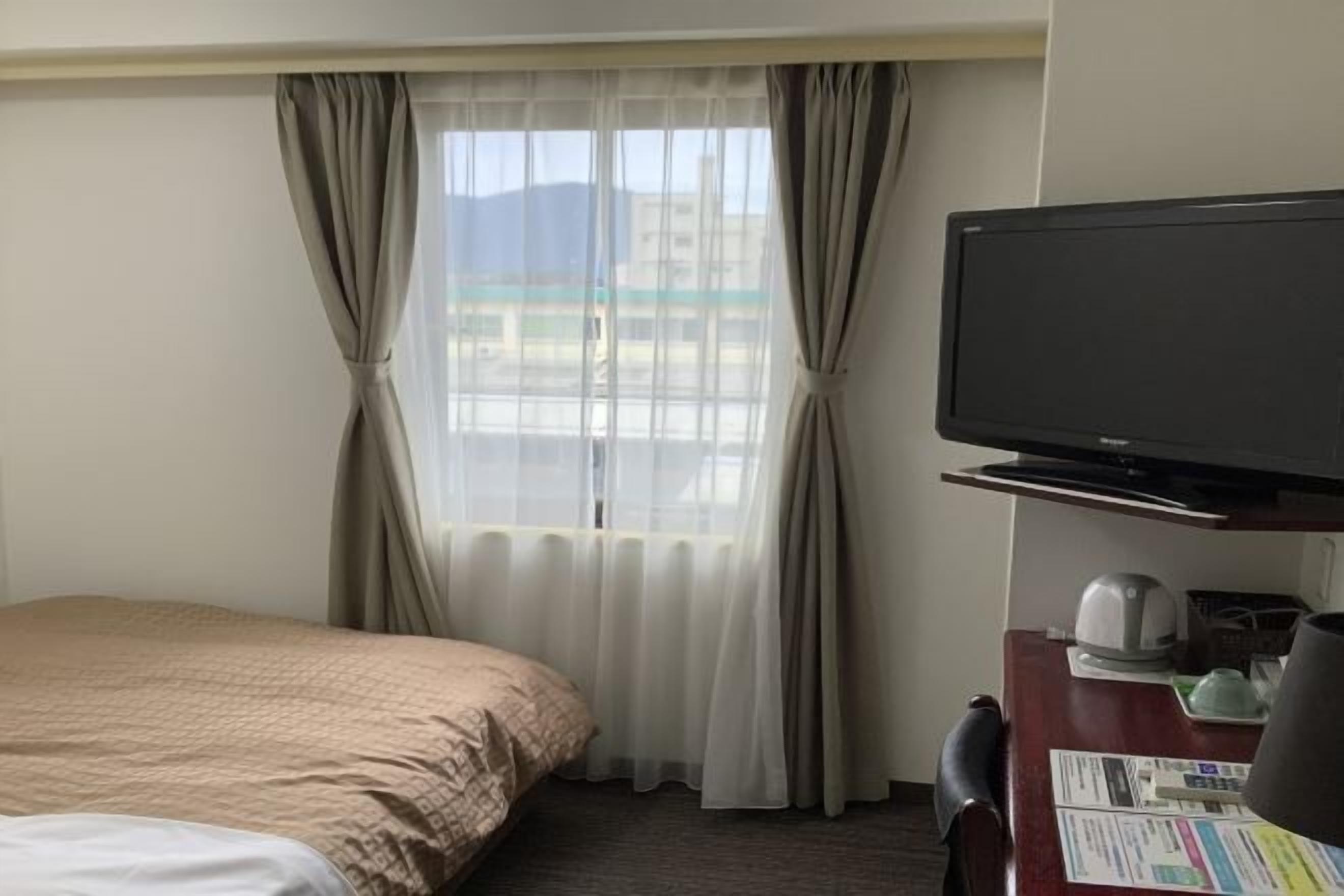 Skrivebord, wi-fi (inkludert) og sengetøy