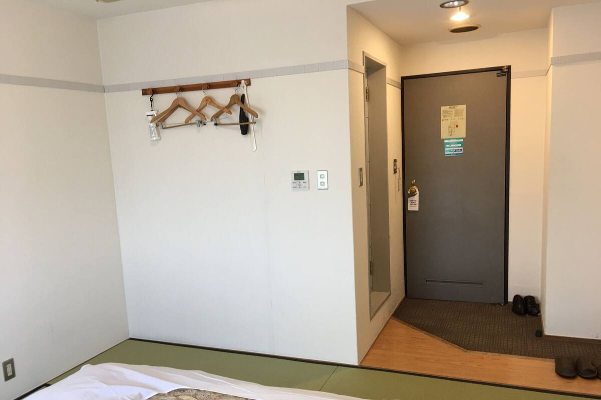 Desk, laptop workspace, iron/ironing board, free rollaway beds