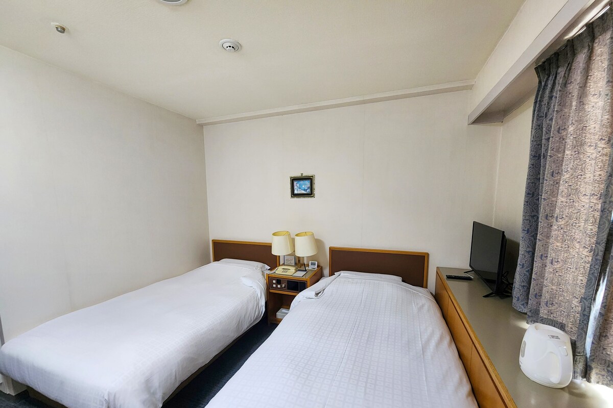 In-room safe, desk, WiFi (free), bed sheets