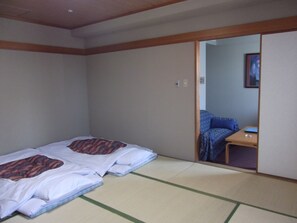 Quarto tradicional, para não fumantes | Cofres nos quartos, escrivaninha, Wi-Fi de cortesia, roupa de cama