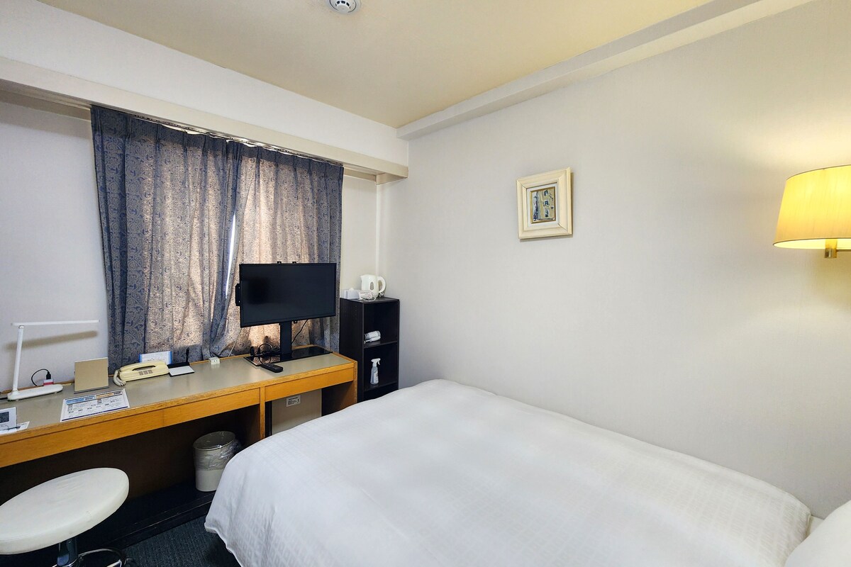 In-room safe, desk, WiFi (free), bed sheets
