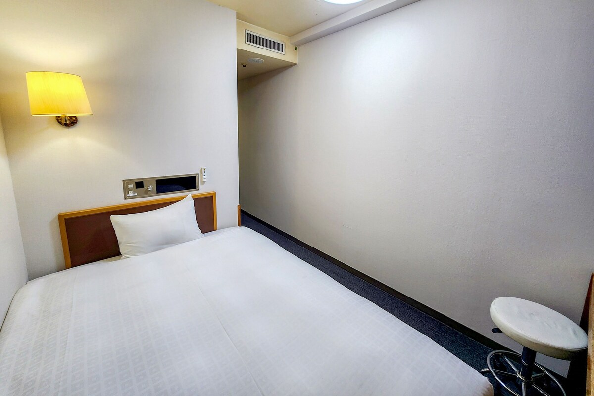 In-room safe, desk, WiFi (free), bed sheets