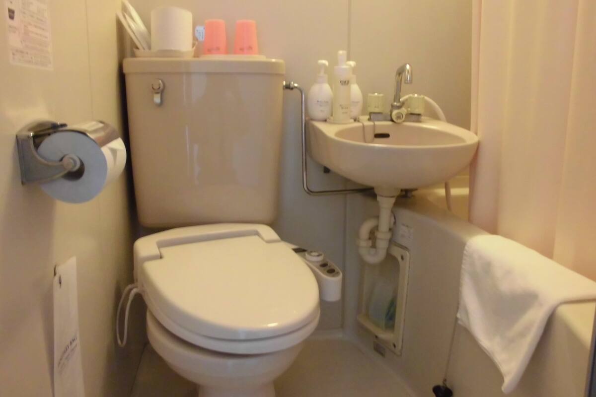 Chambre Triple | Salle de bain | Baignoire et douche séparées, toilettes avec bidet électronique