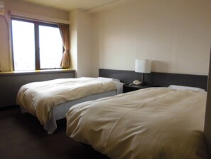 Chambre Deluxe avec lits jumeaux | Coffres-forts dans les chambres, Wi-Fi gratuit, draps fournis