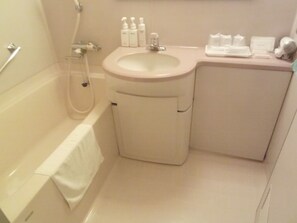 Combined shower/tub, free toiletries, slippers, electronic bidet
