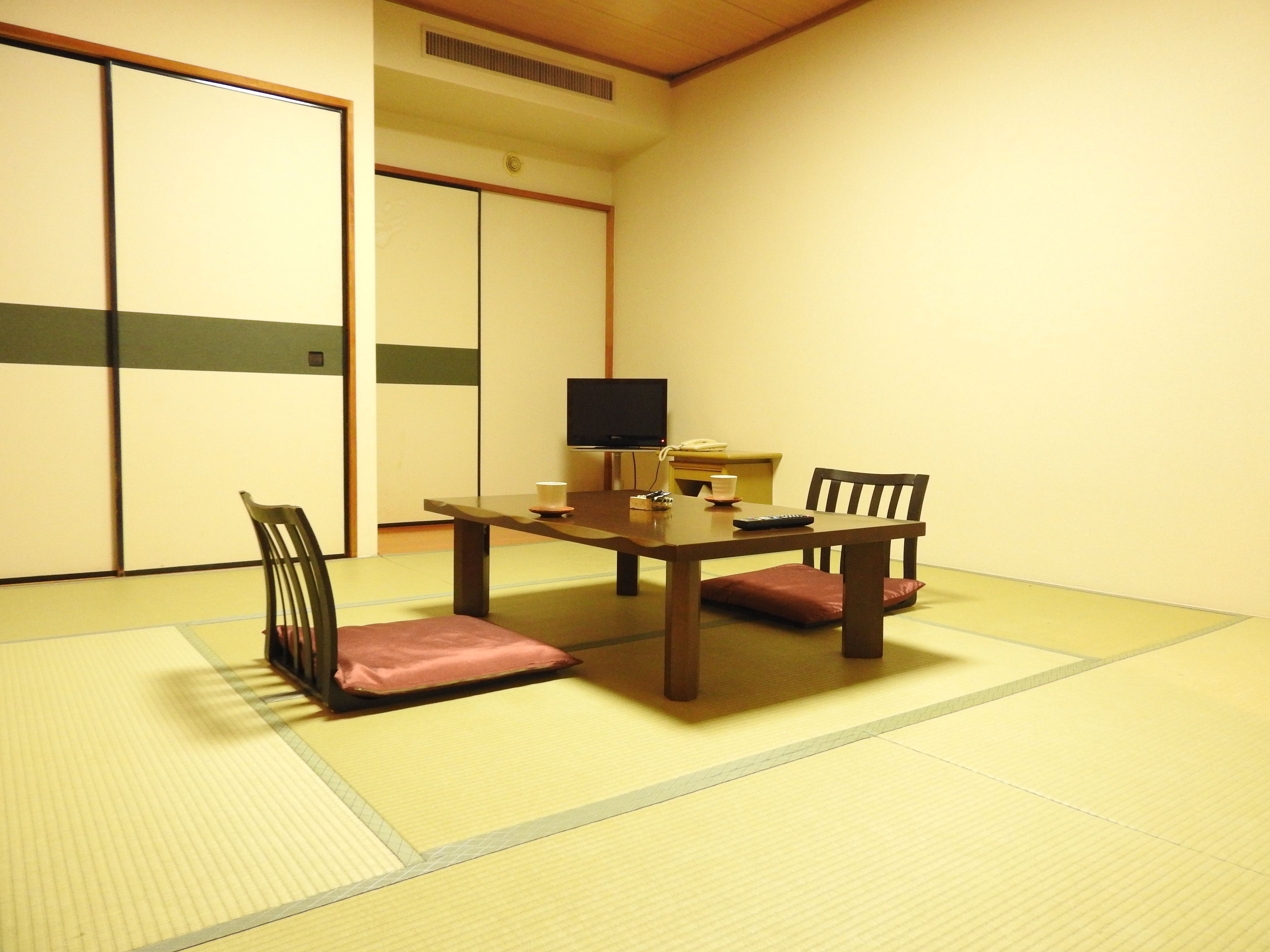 Standard Room, Non Smoking | In-room safe, desk, free cribs/infant beds, free WiFi