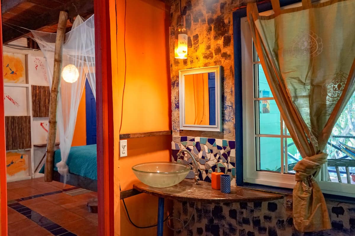 standard double room, balcony | bathroom | shower, towels, shampoo