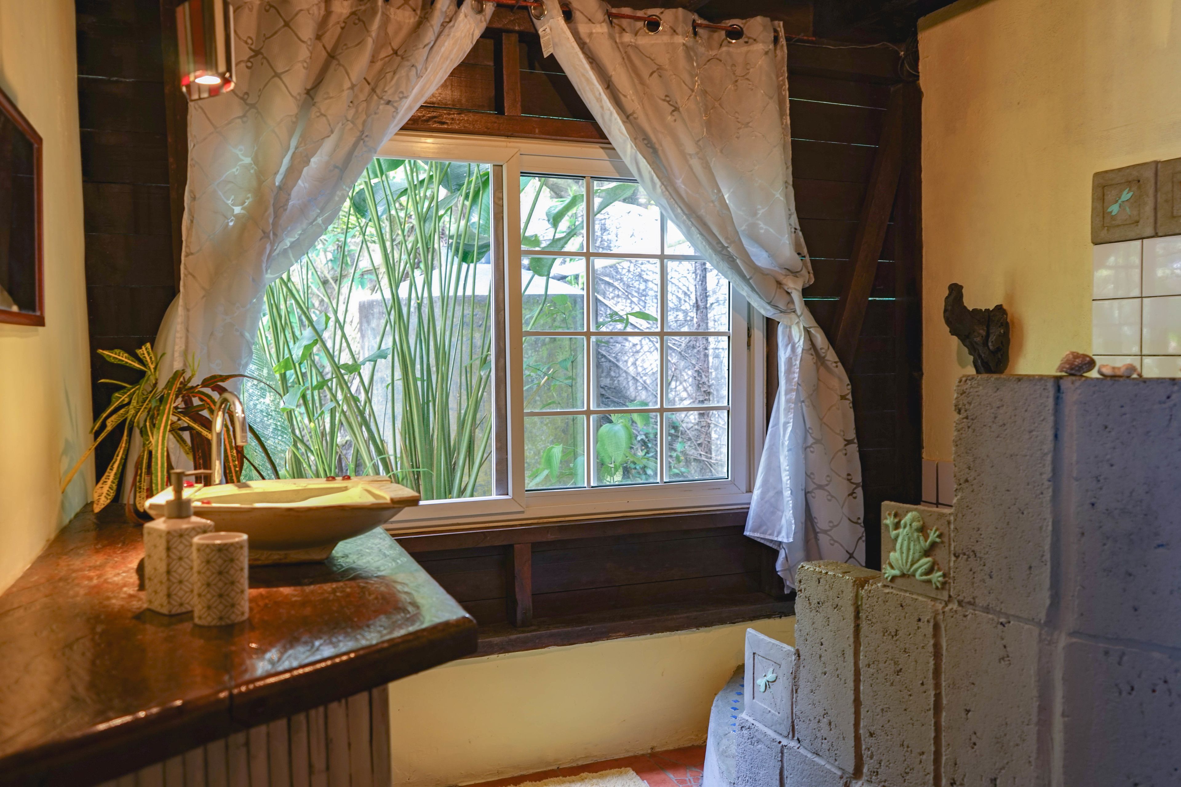 apartment, ocean view | bathroom | shower, towels, shampoo