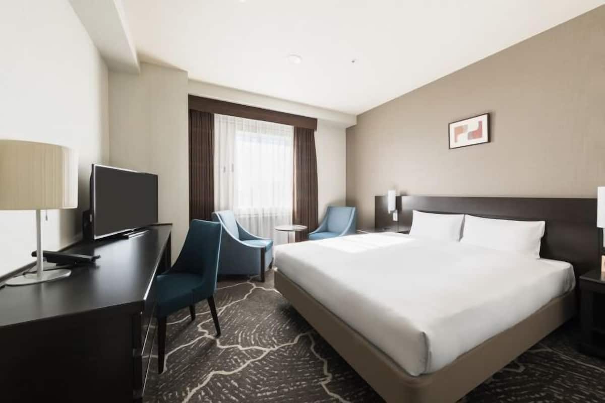 Ylelliset vuodevaatteet, työpöytä, pimennysverhot, silitysrauta/-lauta