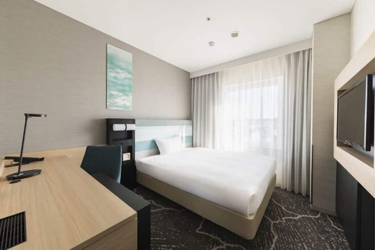 Ylelliset vuodevaatteet, työpöytä, pimennysverhot, silitysrauta/-lauta