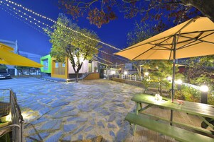 Fachada da propriedade à noite