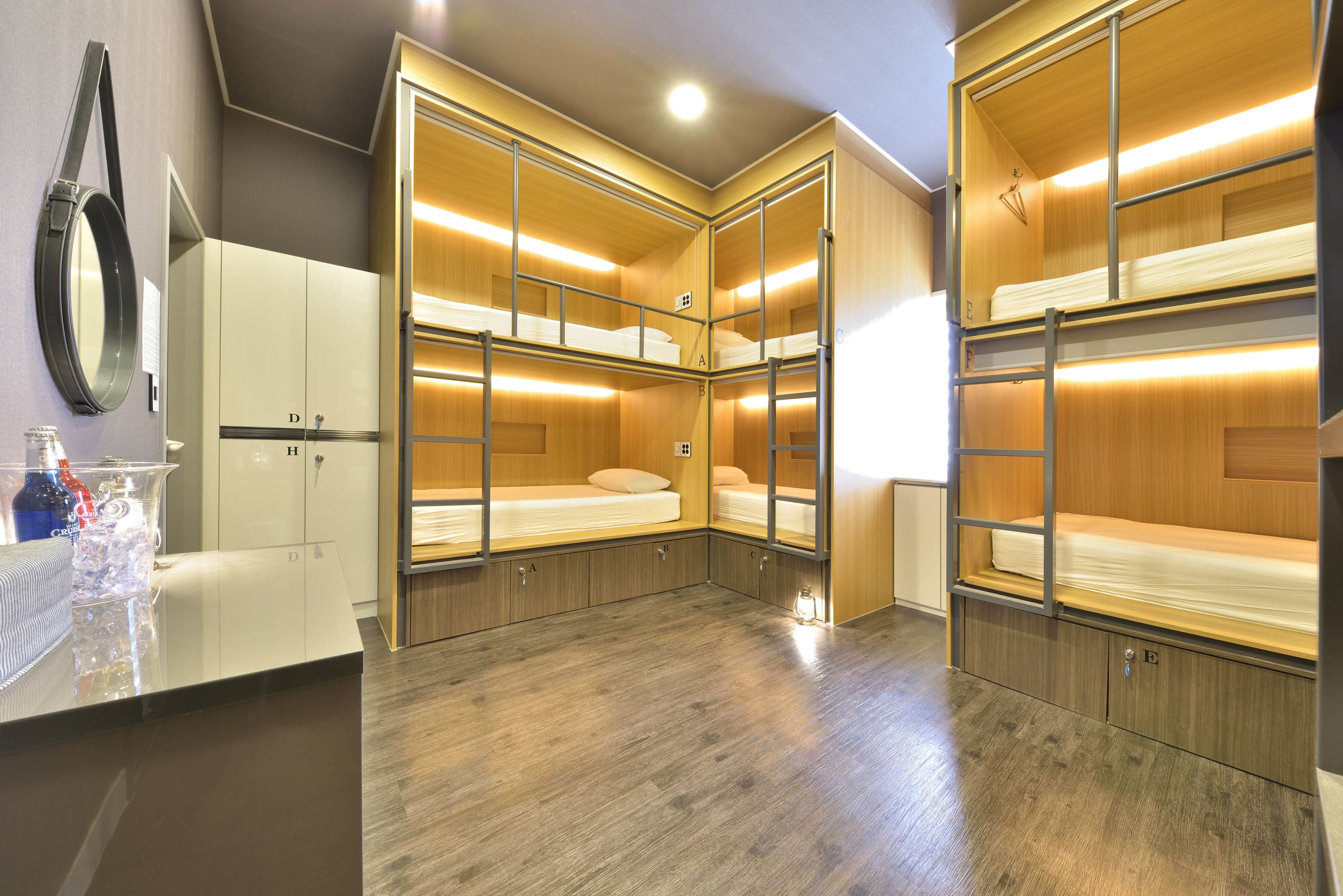 패밀리룸 (Bunk bed) | 고급 침구, 각각 다른 스타일의 인테리어, 책상, 방음 설비