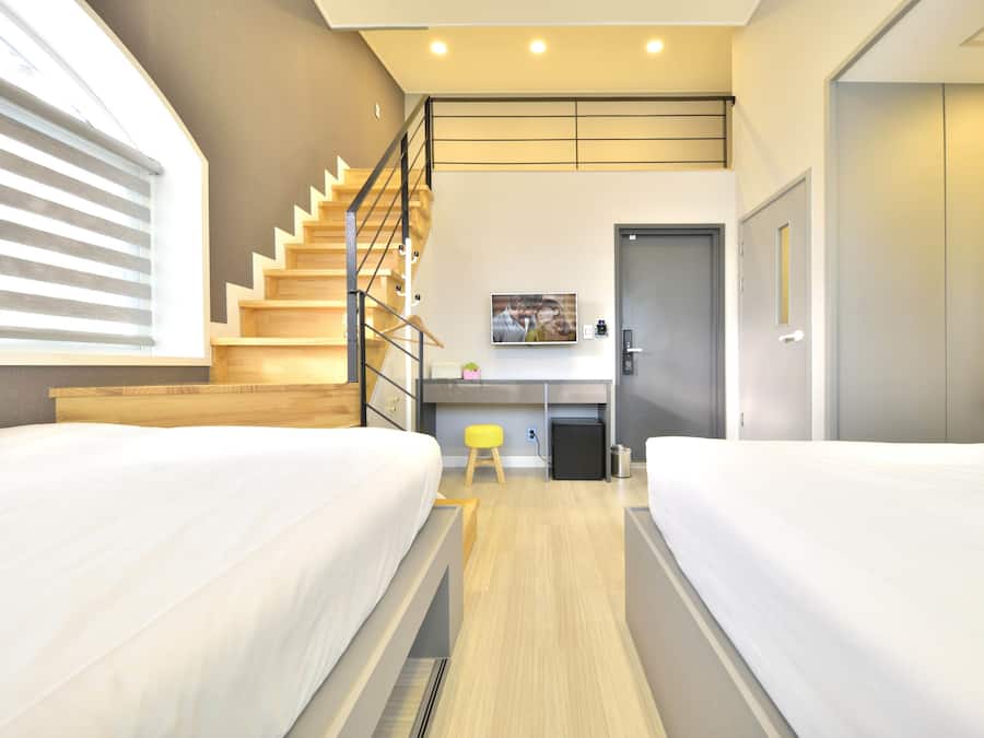 Habitació familiar (Suite) | Roba de llit d'alta qualitat, decoració individual i escriptori