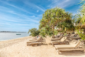 On the beach - AVIA Villa Resort (Gili Meno)