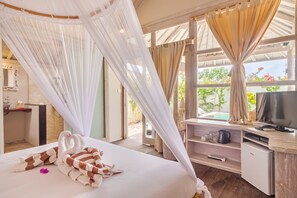 In-room safe, desk, free WiFi, bed sheets - AVIA Villa Resort (Gili Meno)