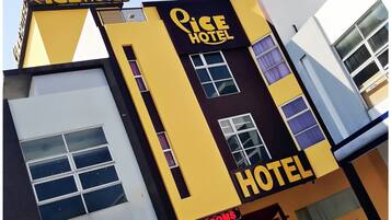 Vista frontal de la propiedad