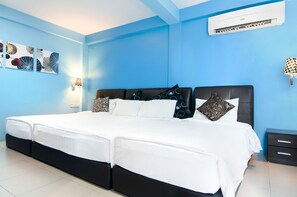 Habitación cuádruple familiar (Deluxe) | Tabla de planchar con plancha, wifi gratis, ropa de cama