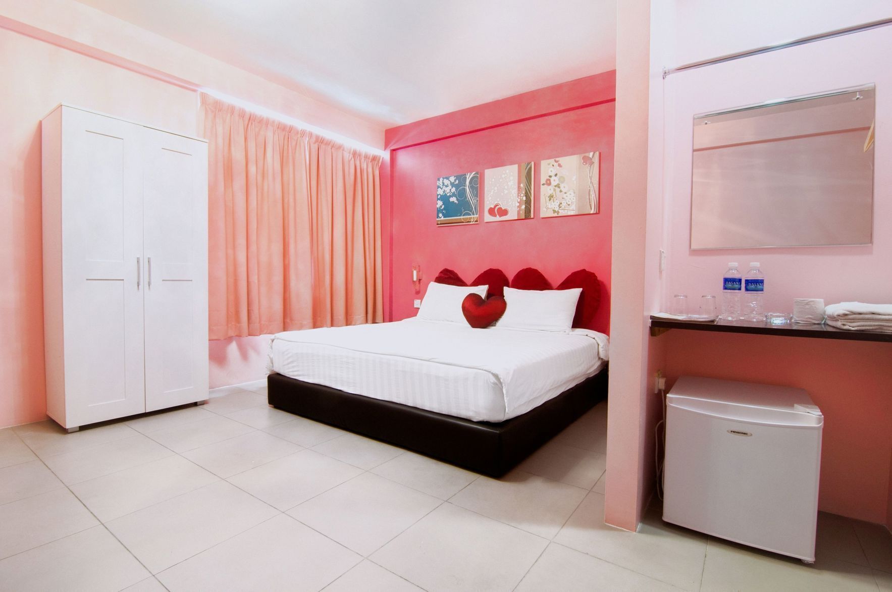 Iron/ironing board, free WiFi, bed sheets