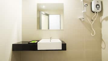 Shower, free toiletries, hair dryer, bidet