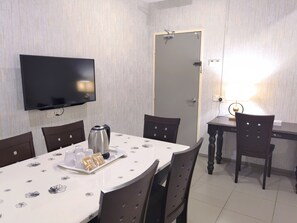 Family Double Deluxe Room  | In-room dining