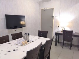Family Double Deluxe Room  | In-room dining