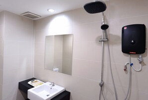 Habitación familiar doble (Deluxe) | Baño | Ducha, artículos de higiene personal gratuitos, secador de pelo y bidé