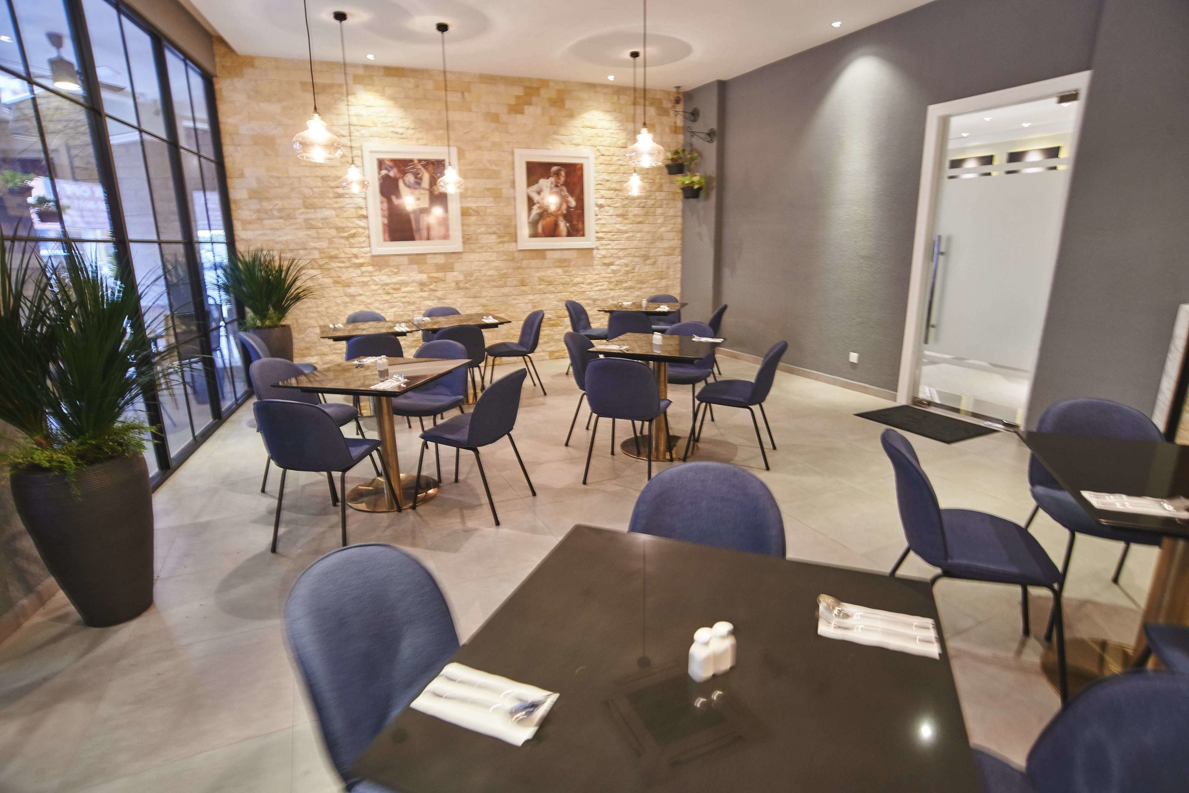 breakfast, lunch, dinner served; international cuisine