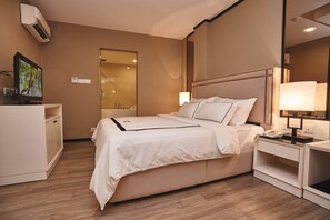 In-room safe, desk, blackout curtains, soundproofing - Corsica Hotel (Kulai)