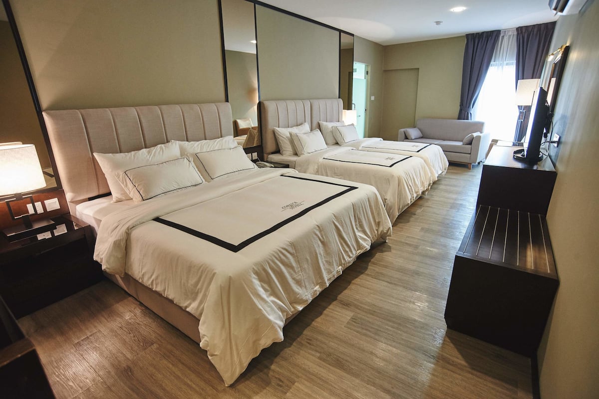 Habitación familiar | Caja fuerte, escritorio, cortinas opacas y sistema de insonorización