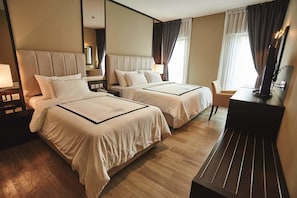 Kolmen hengen perhehuone | Tallelokero huoneessa, työpöytä, pimennysverhot, äänieristys