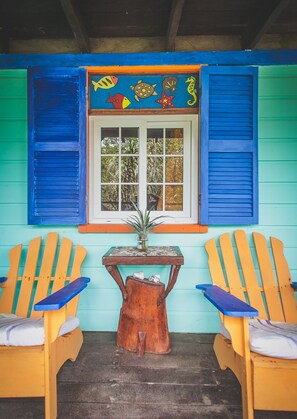 Habitación doble, balcón, vistas al mar | Decoración individual, mobiliario individual, ropa de cama