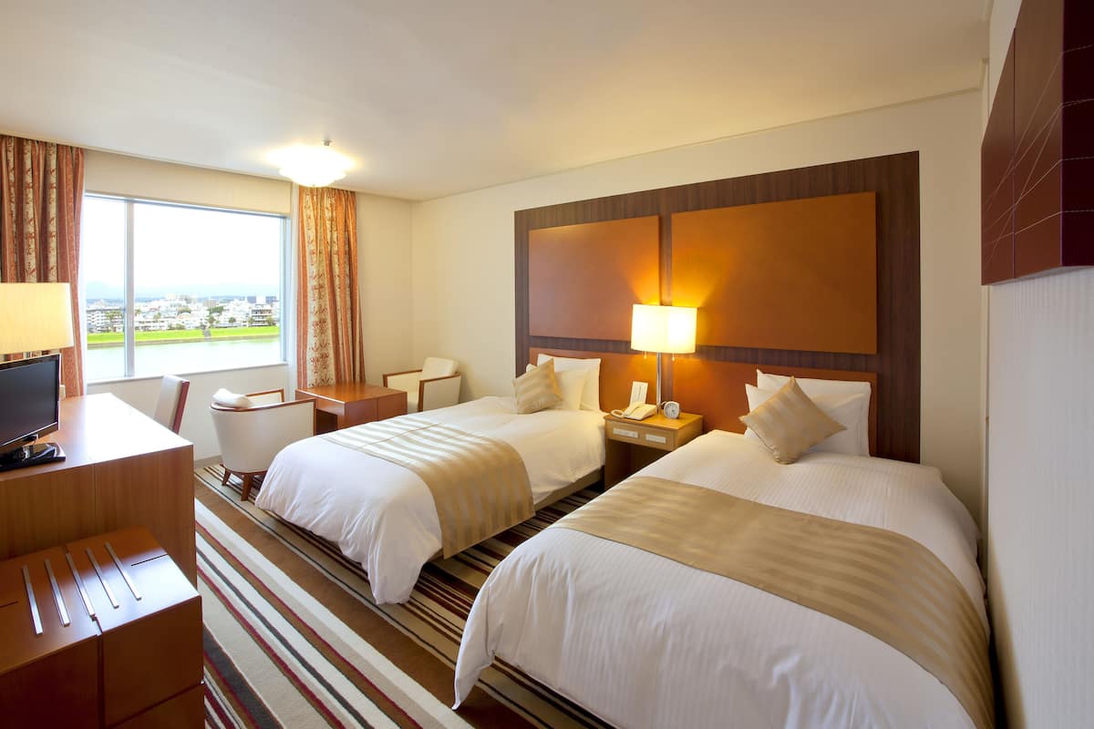 1 bedroom, down duvets, in-room safe, desk