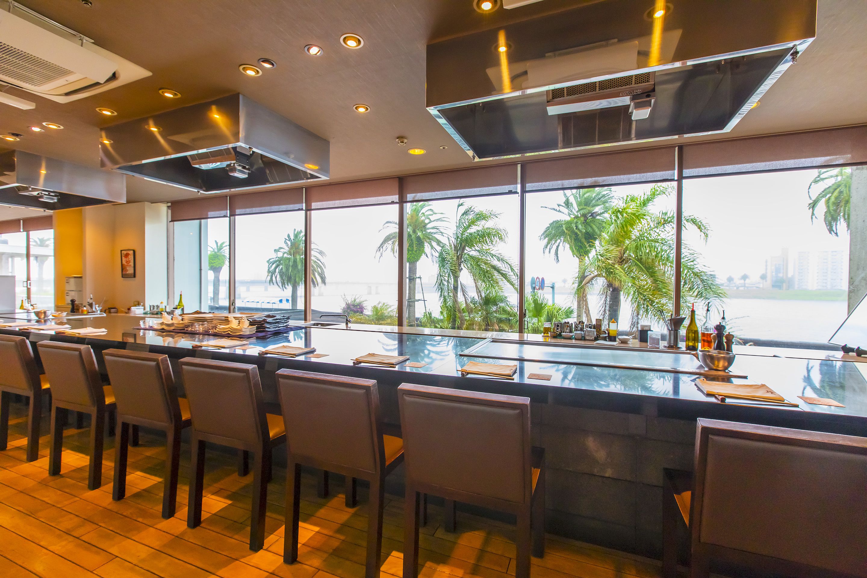 3 restaurants; breakfast, lunch, and dinner served