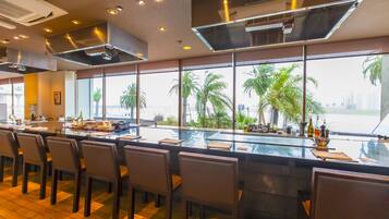 3 restaurants; breakfast, lunch, and dinner served