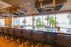 3 restaurants servant le déjeuner, le dîner et le souper