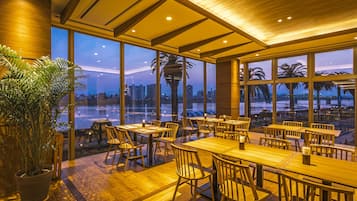3 restaurants, breakfast, lunch, dinner served; French cuisine