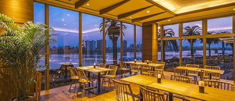 3 restaurants servant le petit déjeuner, spécialités Cuisine française