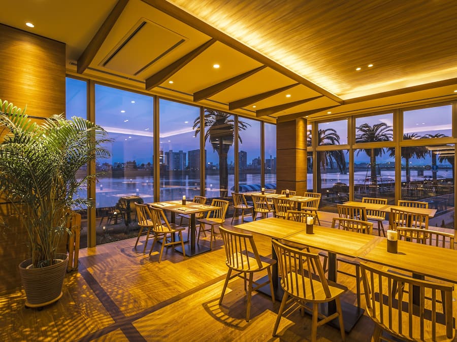 3 restaurants; breakfast, lunch and dinner served