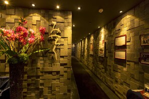 3 restaurants; breakfast, lunch and dinner served 