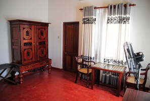 Een kluis op de kamer, een bureau, geluiddichte muren