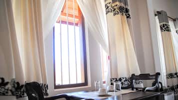 Chambre Triple Deluxe | Service dâĂ©tage - Restauration