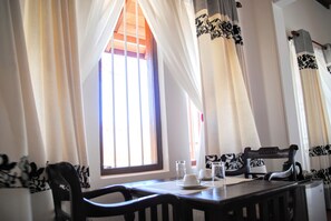 Deluxe Triple room with free Airport drop | Room service – dining