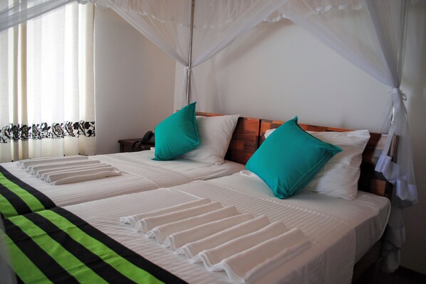 Coffre-fort, bureau, systĂšme dâinsonorisation, fer et planche Ă repasser