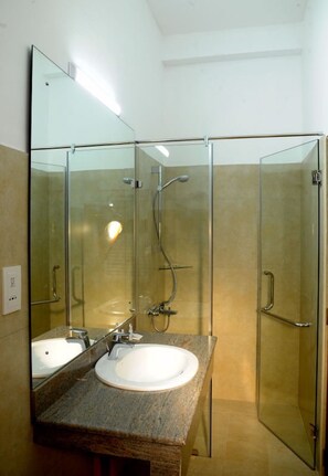 Kahden hengen deluxe-huone, vuoristonäköala | Kylpyhuone | Suihku, ilmaiset hygieniatuotteet, pyyhkeet