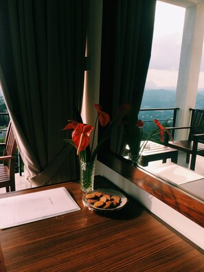 Deluxe-Doppelzimmer, Bergblick | Zimmersafe, Schreibtisch, schallisolierte Zimmer, Bügeleisen/Bügelbrett