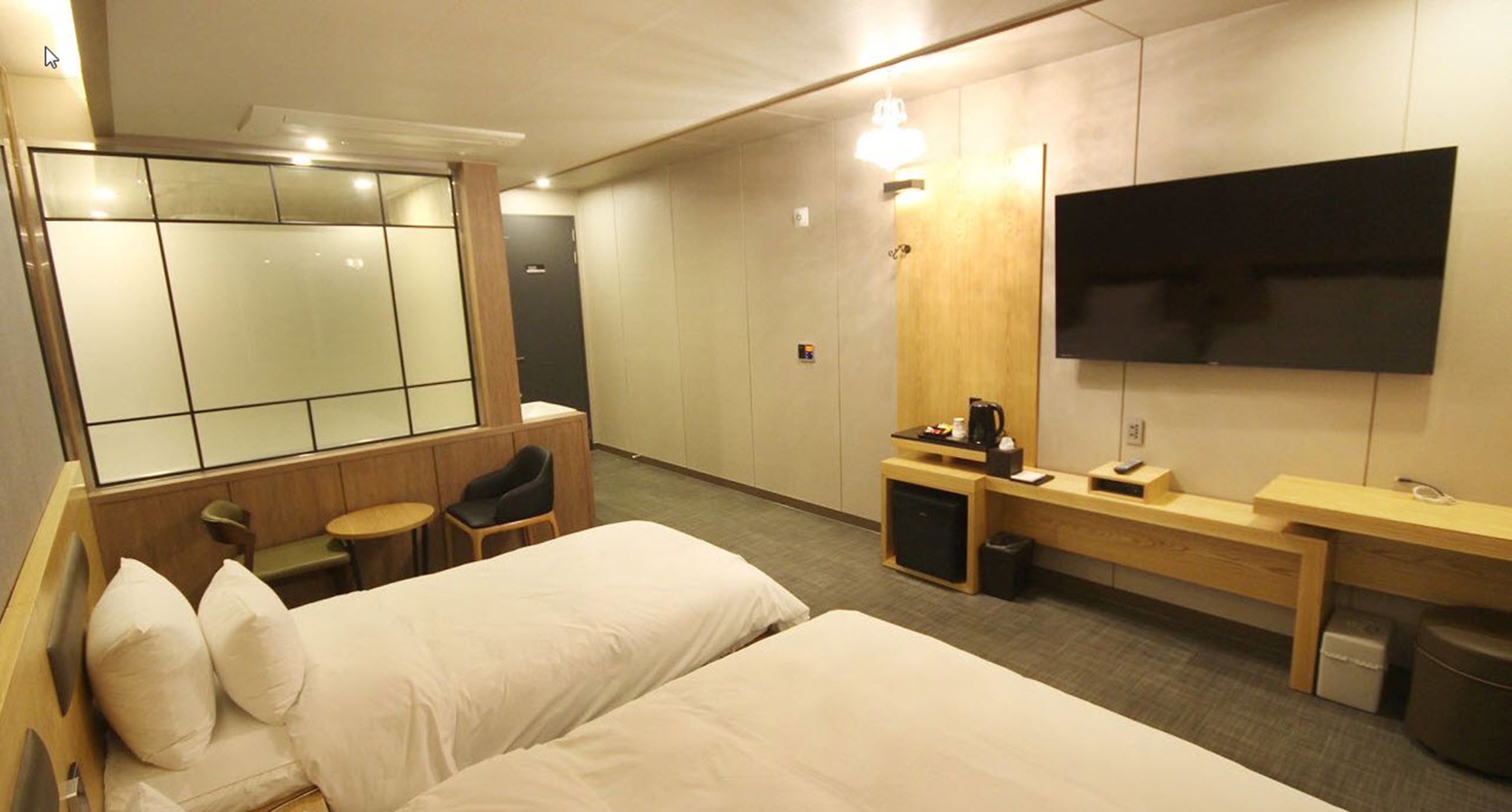 deluxe twin | individually decorated, individually furnished, free wifi